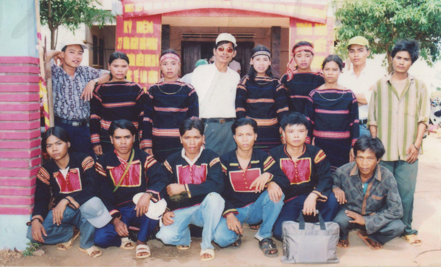 Ông Nguyễn Hữu Quế (hàng ngồi, thứ 2 từ phải sang) cùng đội văn nghệ xã Ia Dreng tham gia một hội diễn của huyện Chư Sê (ảnh tư liệu).