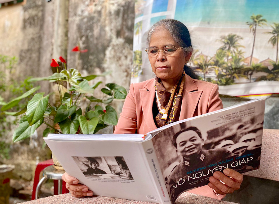 Với bà Rơ Chăm H'Yéo, Đại tướng Võ Nguyên Giáp là vị tướng huyền thoại của Nhân dân. Ảnh: Mộc Trà Với bà Rơ Chăm H'Yéo, Đại tướng Võ Nguyên Giáp là vị tướng huyền thoại của Nhân dân. Ảnh: Mộc Trà