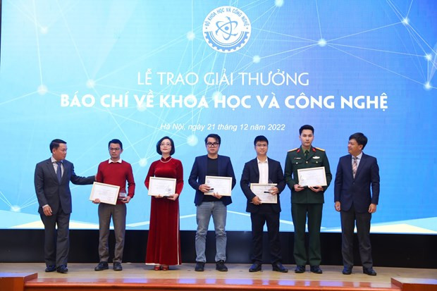 Các tác giả đoạt giải thưởng báo chí về khoa học và công nghệ. Ảnh: Bộ Khoa học và Công nghệ