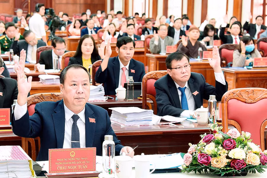 Các đại biểu biểu quyết thông qua nội dung kỳ họp. Ảnh: Đức Thụy