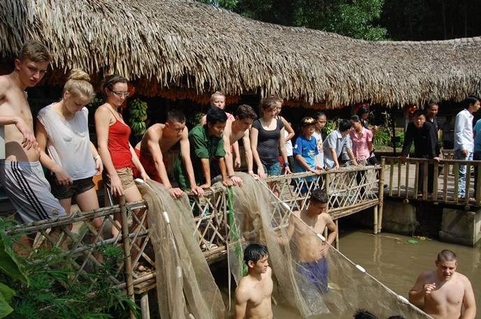 Khách quốc tế tham gia các hoạt động tại bản làng Thái Hải. Ảnh: THAIHAI.VN