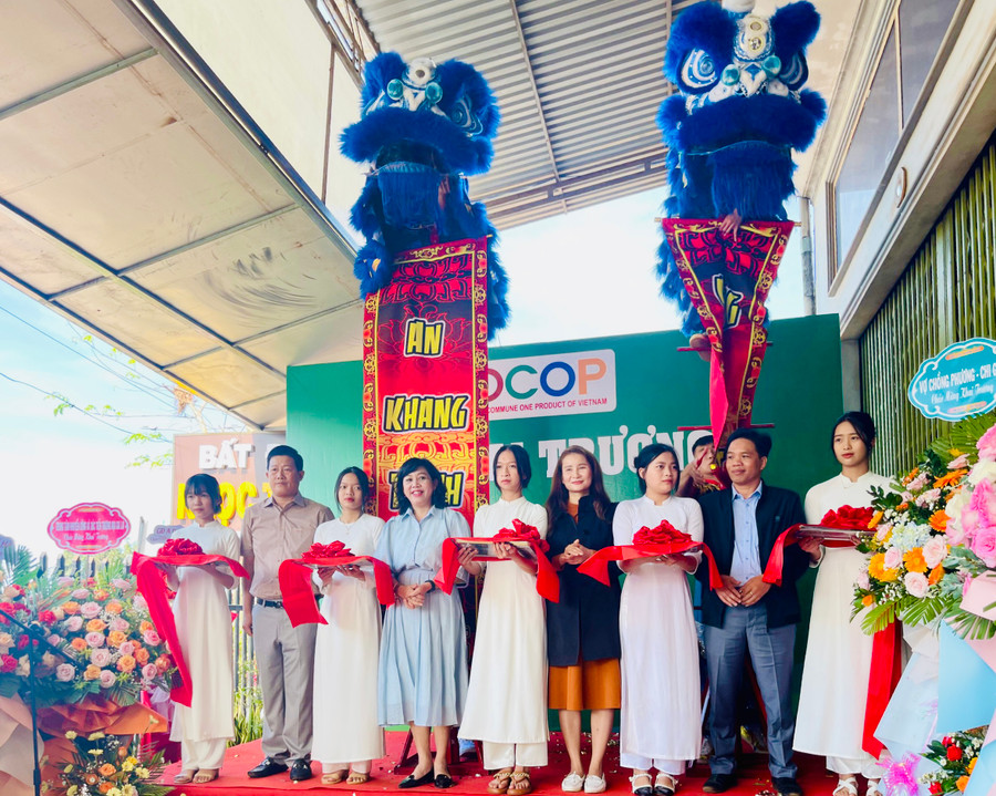 Các đại biểu cắt băng khai trương điểm bán hàng Việt Nam tại huyện Chư Pưh. Ảnh: TTXTTM Các đại biểu cắt băng khai trương điểm bán hàng Việt Nam tại huyện Chư Pưh. Ảnh: TTXTTM