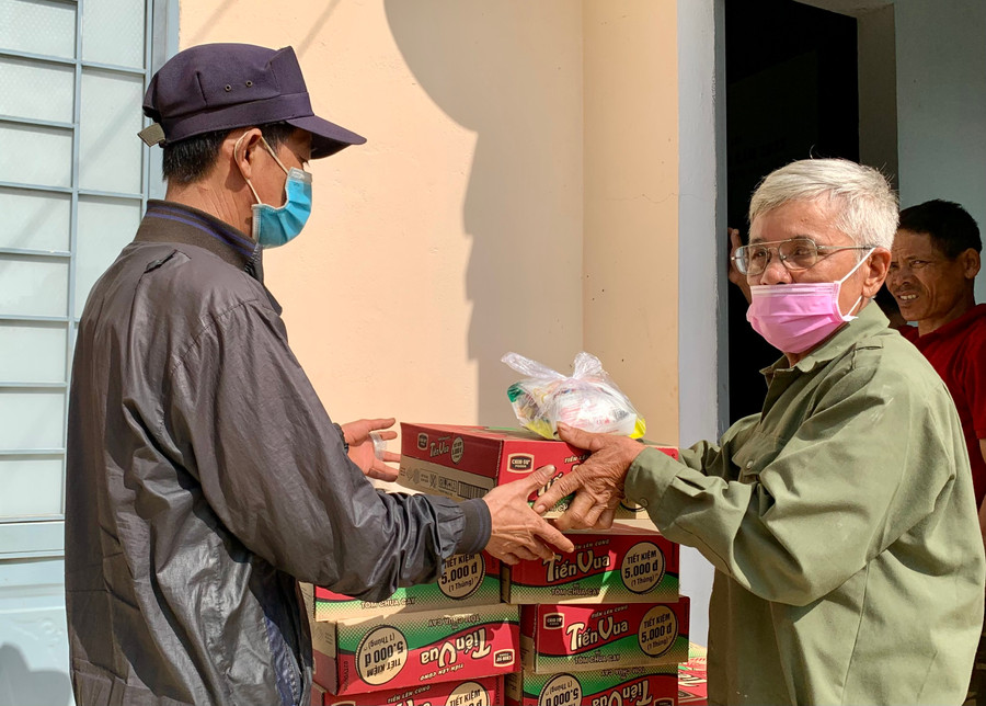 Triển khai Phong trào “Tết Nhân ái”; Hội chữ thập đỏ các cấp phấn đấu chăm lo, hỗ trợ 25.000 người nghèo, người có hoàn cảnh khó khăn, người dễ bị tổn thương trong dịp Tết Nguyên đán Quý Mão 2023. Ảnh: Như Nguyện