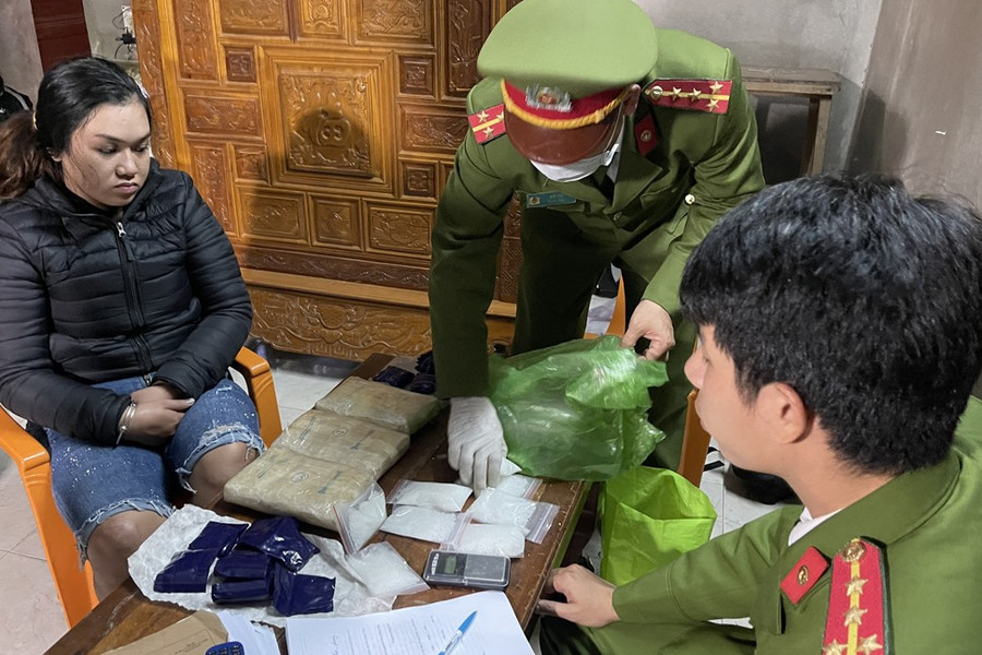 Công an bắt giữ đối tượng Dung cùng tang vật ma túy. Ảnh: Công an cung cấp