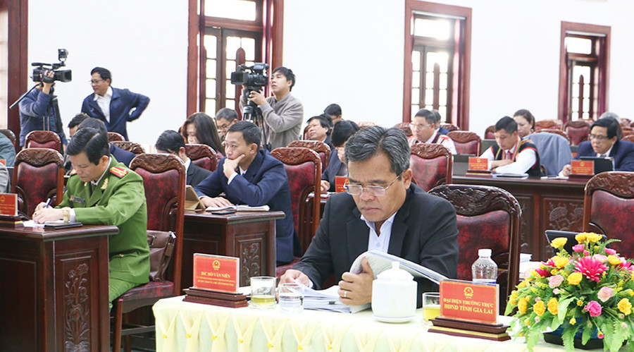 Ủy viên Ban Chấp hành Trung ương Đảng, Bí thư Tỉnh ủy, Chủ tịch HĐND tỉnh Hồ Văn Niên dự và chỉ đạo kỳ họp. Ảnh: Quang Tấn  Đồng chí Hồ Văn Niên-Ủy viên Ban Chấp hành Trung ương Đảng, Bí thư Tỉnh ủy, Chủ tịch HĐND tỉnh dự và chỉ đạo kỳ họp. Ảnh: Quang Tấn