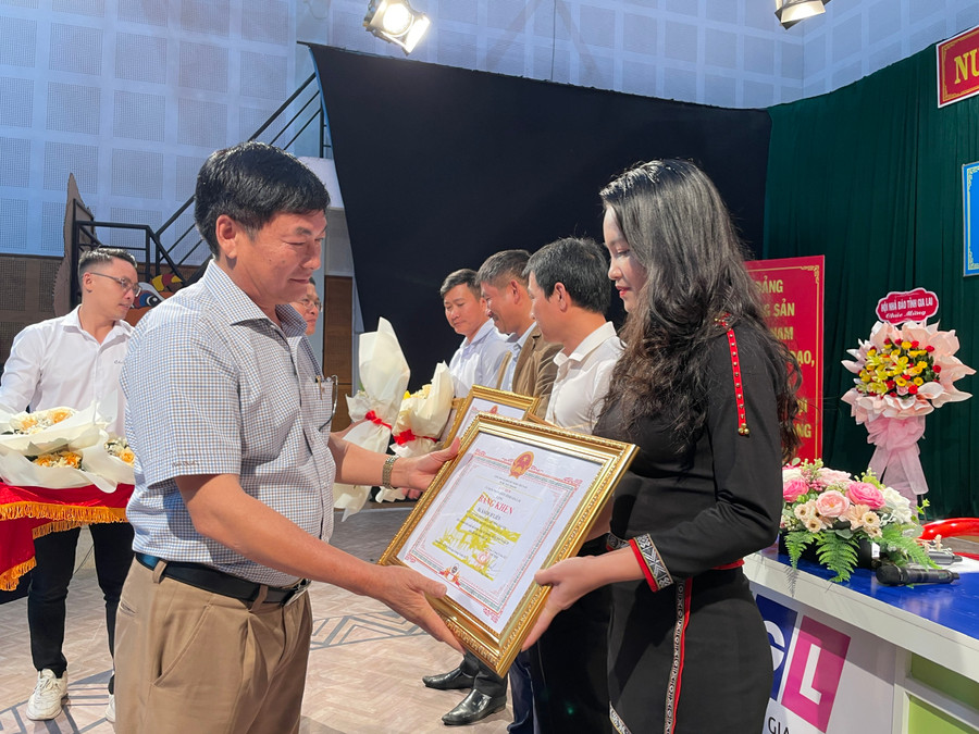 Nhà báo Huỳnh Kiên-Chủ tịch Hội Nhà báo tỉnh Gia Lai-trao bằng khen của Chủ tịch UBND tỉnh cho các hội viên có thành tích xuất sắc trong phòng-chống dịch Covid-19. Ảnh: Lam Nguyên.