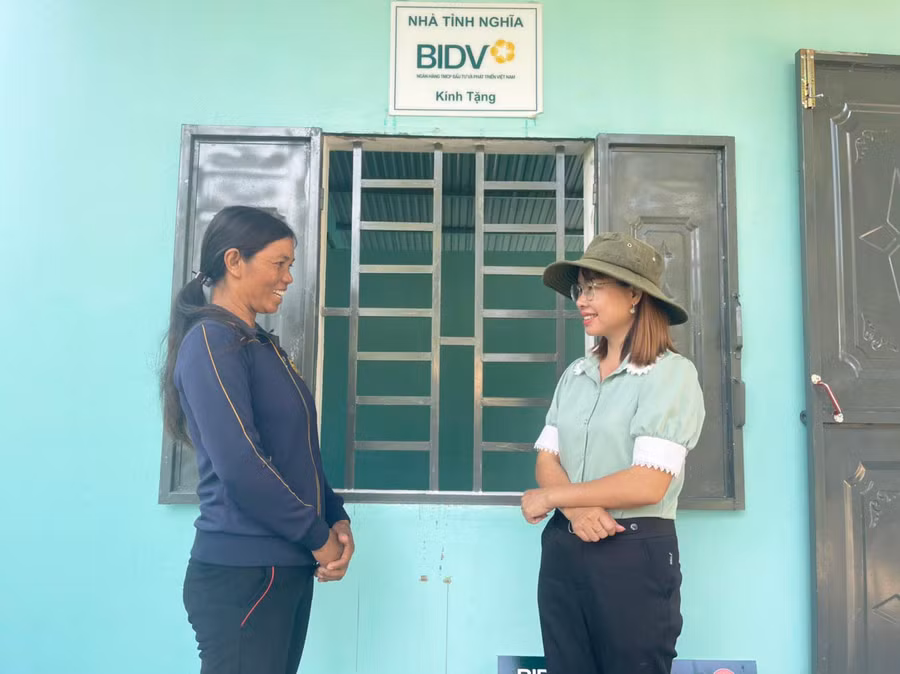 Bà Đàm Kim Liên (bìa phải, Chủ tịch Hội Nông dân xã Ia Peng) chia vui cùng gia đình chị Rô H’Treo sau khi căn nhà tình nghĩa được hoàn thành. Ảnh: Vũ Chi