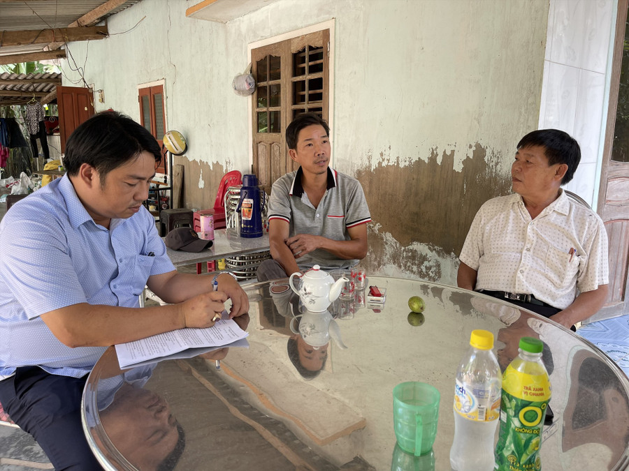 Lãnh đạo Ban Ban Quản lý dự án Đầu tư xây dựng và Phát triển quỹ đất TX Hoài Nhơn và lãnh đạo UBND xã Hoài Phú đến nhà người dân để giải thích chính sách của nhà nước về GPMB. Ảnh: Hoài Luân