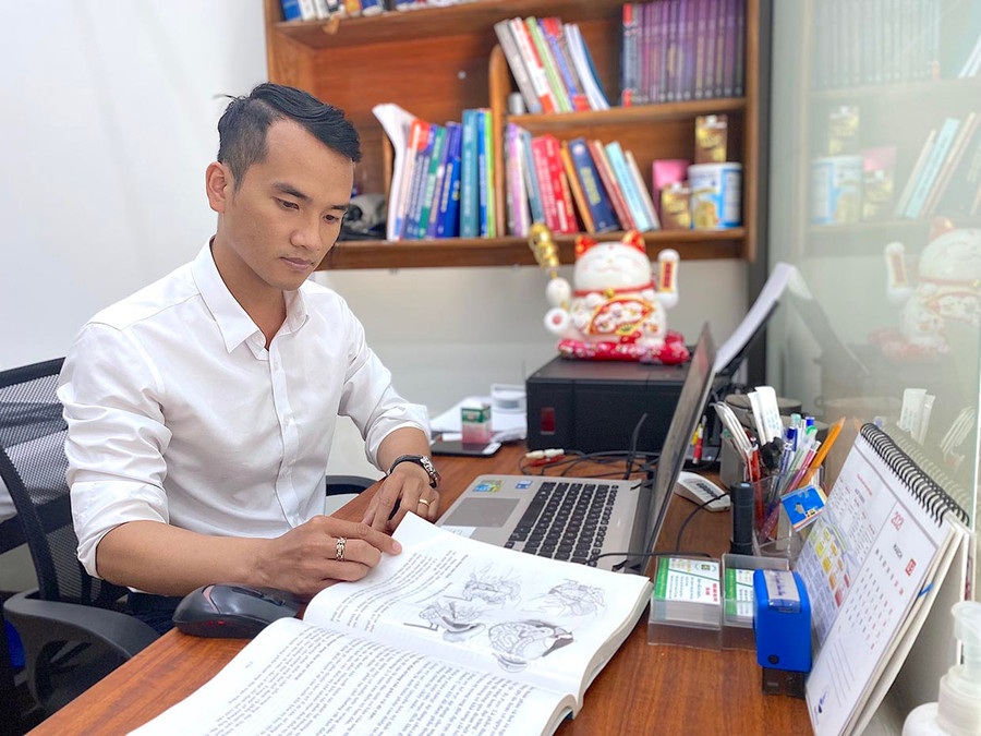 Bác sĩ Nguyễn Đình Hùng luôn chủ động nghiên cứu, ứng dụng những phương pháp mới trong điều trị cho bệnh nhân ung thư. Ảnh: Mộc Trà Bác sĩ Nguyễn Đình Hùng luôn chủ động nghiên cứu, ứng dụng những phương pháp mới trong điều trị cho bệnh nhân ung thư. Ảnh: Mộc Trà