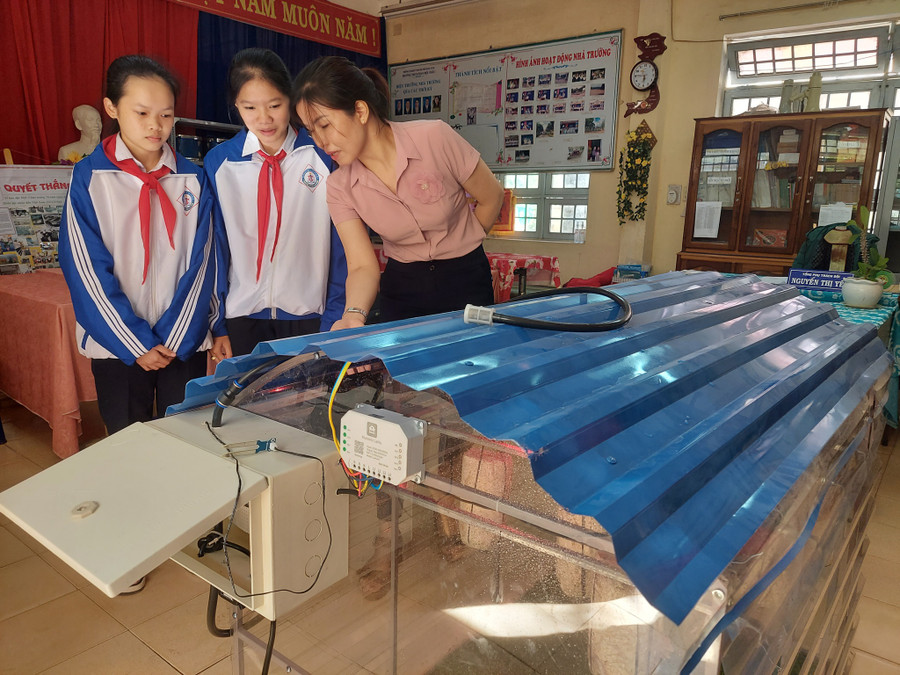 Ngân và Thảo giới thiệu hệ thống trồng nấm thông minh. Ảnh: Đức Nhật