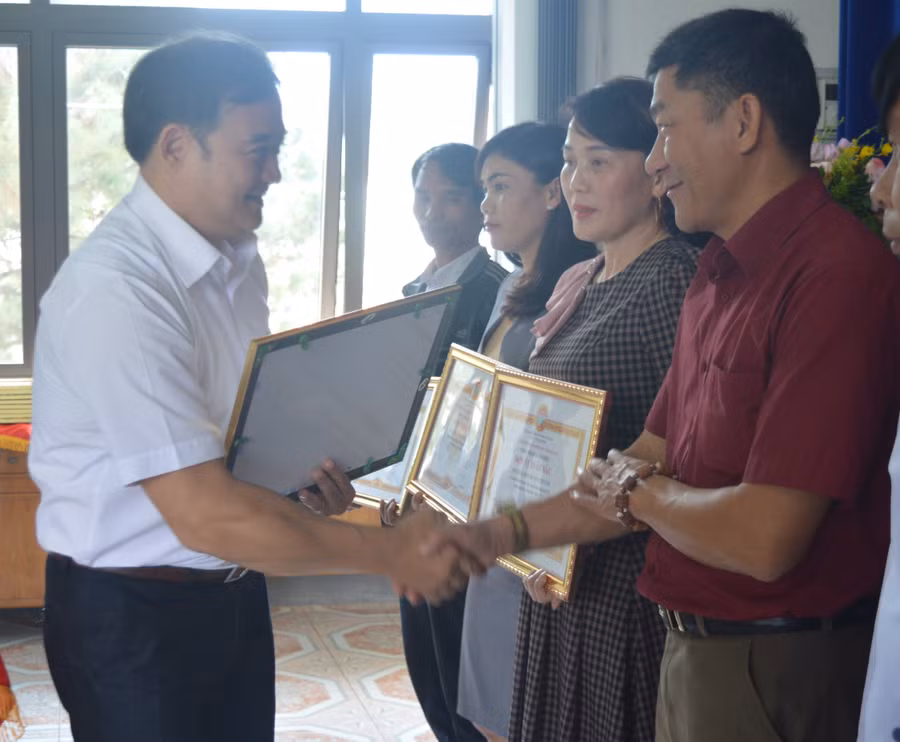 Chủ tịch Hội Nông dân tỉnh Võ Anh Tuấn trao công nhận danh hiệu 