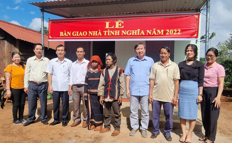 Công ty TNHH một thành viên Cao su Chư Sê trao cùng chính quyền địa phương bàn giao “Nhà tình nghĩa” cho gia đình bà Rah Lan Bêng (làng O Grưng, xã Ia Ko, huyện Chư Sê). Ảnh: Hà Phương