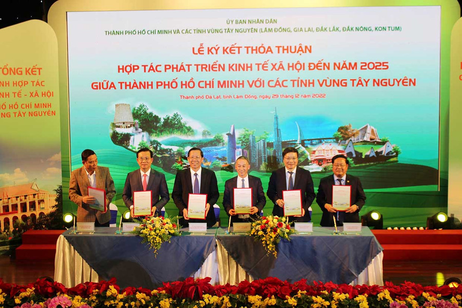 Chủ tịch UBND TP Hồ Chí Minh cùng 5 Chủ tịch UBND các tỉnh Tây Nguyên ký kết hợp tác phát triển kinh tế- xã hội. Ảnh: Diễm Thương Chủ tịch UBND TP Hồ Chí Minh cùng 5 chủ tịch UBND các tỉnh Tây Nguyên ký kết hợp tác phát triển kinh tế- xã hội. Ảnh: Diễm Thương