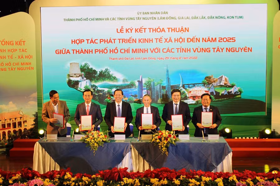 Chủ tịch UBND TP Hồ Chí Minh cùng 5 chủ tịch UBND các tỉnh Tây Nguyên ký kết hợp tác phát triển kinh tế- xã hội. Ảnh: Diễm Thương