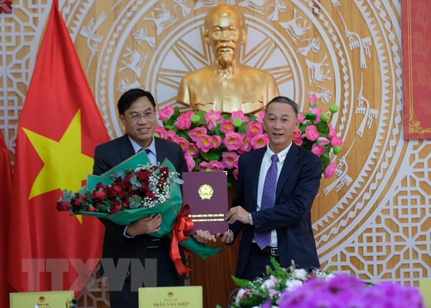 Ông Trần Văn Hiệp, Phó Bí thư Tỉnh ủy, Chủ tịch Ủy ban Nhân dân tỉnh Lâm Đồng, trao quyết đinh và tặng hoa chúc mừng tân Phó Chủ tịch Ủy ban Nhân dân tỉnh Lâm Đồng Võ Ngọc Hiệp. Ảnh: Nguyễn Dũng/TTXVN
