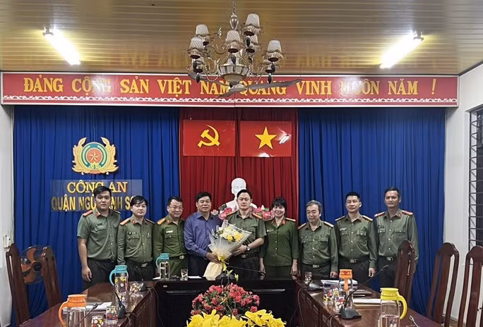 UBND quận Ngũ Hành Sơn thưởng nóng lực lượng công an địa phương vì thành tích ngăn chặn nhóm người truyền đạo trái phép.