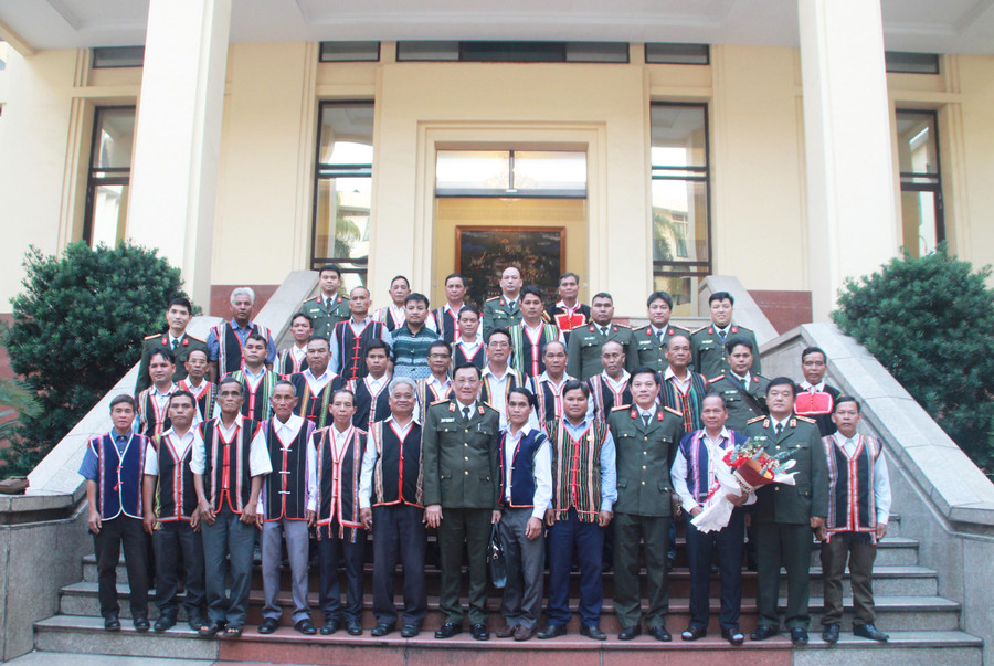 Người có uy tín tiêu biểu trong đồng bào DTTS tỉnh Gia Lai chụp ảnh lưu niệm với lãnh đạo Cục An ninh nội địa, Bộ Công an. Ảnh: Thúy Trinh