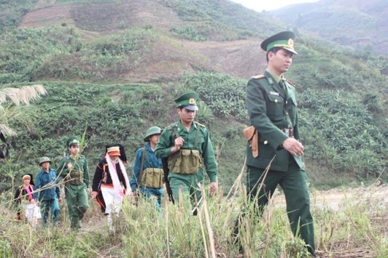 Cán bộ, chiến sĩ Bộ đội Biên phòng Lai Châu cùng nhân dân tuần tra bảo vệ biên giới. (Ảnh: Báo Biên phòng) Cán bộ, chiến sĩ Bộ đội Biên phòng Lai Châu cùng nhân dân tuần tra bảo vệ biên giới. (Ảnh: Báo Biên phòng)