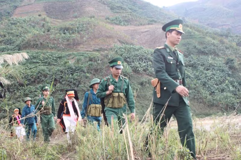 Cán bộ, chiến sĩ Bộ đội Biên phòng Lai Châu cùng nhân dân tuần tra bảo vệ biên giới. (Ảnh: Báo Biên phòng)