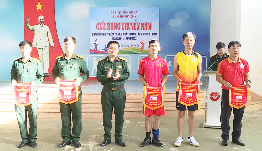  Ban tổ chức tặng cờ lưu niệm cho các đội bóng chuyền-Ia Grai. Ảnh: Phương Lộc