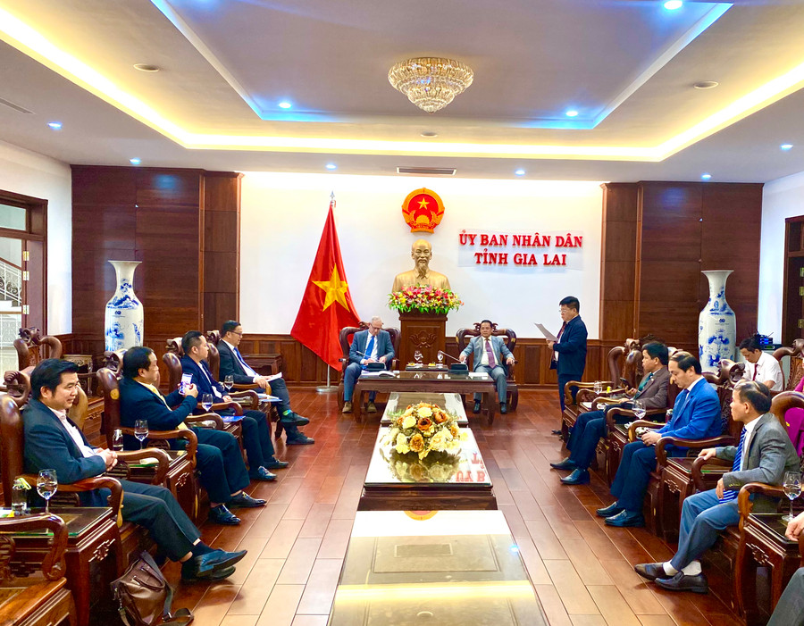 Đồng chí Hồ Phước Thành-Phó Chủ tịch UBND tỉnh đã tiếp và làm việc với đoàn công tác của Trung tâm Thương mại Quốc tế tại Hà Lan. Ảnh: Hà Duy