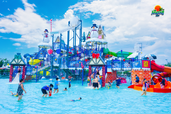 Khu du lịch Sơn Tiên là một tổ hợp vui chơi, giải trí hoành tráng, đang thu hút sự quan tâm của khách du lịch. Sở hữu phần diện tích lớn và tiện ích đa dạng, khu du lịch này hứa hẹn mang đến cho du khách những trải nghiệm mới lạ, độc đáo. Khu du lịch Sơn Tiên (thuộc Tập đoàn Suối Tiên) sở hữu vị trí đắc địa, ngay trung tâm của thành phố Biên Hoà, Đồng Nai, thuận tiện cho việc di chuyển. Với khoảng không gian xanh rộng lớn, nơi đây có đầy đủ các công trình phục vụ nhu cầu vui chơi, giải trí và nghỉ dưỡng. Hệ thống trò chơi được thiết kế hiện đại, tiên tiến theo tiêu chuẩn quốc tế. Sơn Tiên hiện là điểm tham quan, du lịch hấp dẫn. Sơn Tiên bất ngờ nằm trong danh sách tìm kiếm nhiều nhất của khách Việt năm 2022 theo Google. Ảnh: Bình An