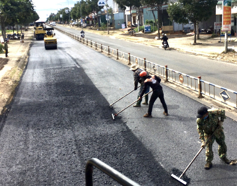 Rải thảm qua thị trấn Kon Dỡng, huyện Mang Yang. Ảnh: Thanh Tuấn