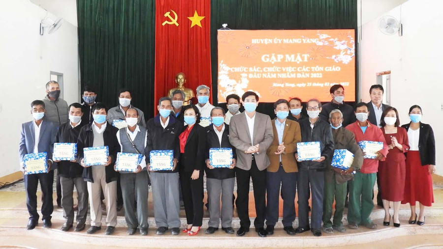 Huyện ủy Mang Yang tổ chức gặp mặt đại biểu chức sắc, chức việc các tôn giáo. Ảnh: Thanh Nhật Huyện ủy Mang Yang tổ chức gặp mặt đại biểu chức sắc, chức việc các tôn giáo. Ảnh: T.N