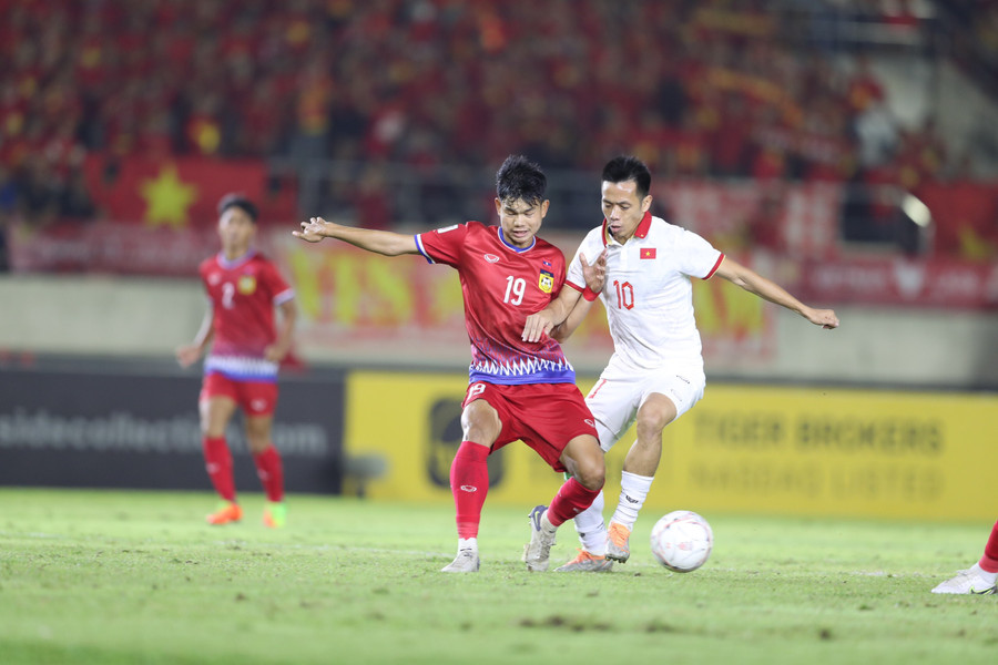 Các cầu thủ Lào (trái) đã phải nhận thất bại đậm đà ở trận ra quân. Ảnh: Tuấn Hữu 