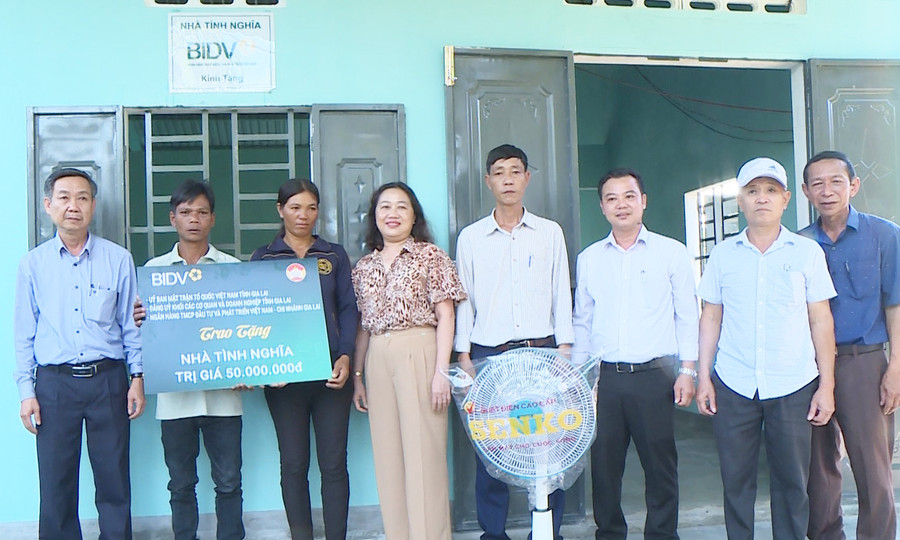  Vợ chồng anh Ksor Tứ (buôn Sô Ma Hang A, xã Ia Peng, huyện Phú Thiện) đón nhận ngôi nhà tình nghĩa trong niềm xúc động. Ảnh: Anh Huy