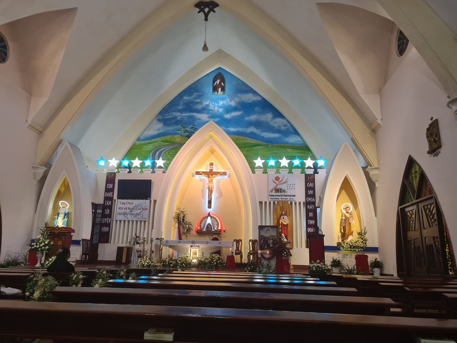  Mái vòm nhà thờ được thiết kế theo hình tam giác cân uốn cong, chạm khắc tỉ mỉ và tinh xảo. Ảnh: Nhà thờ Thánh Tâm