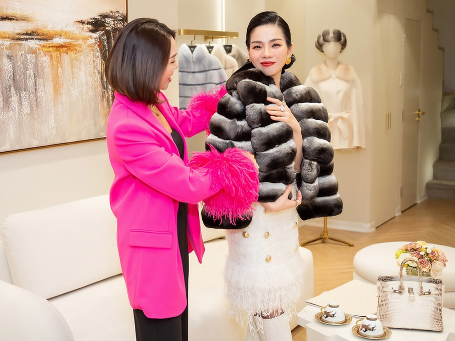 Trong buổi shopping, Lệ Quyên được nhà thiết kế Lại Tường Vân tư vấn cho hai mẫu áo đắt tiền, thuộc hàng limited và được thiết kế riêng theo nhu cầu và số đo riêng. Áo lông trắng thuộc dòng Artic Fox, có giá khoảng hơn 3.000 USD. Ảnh: Trương Gia Huy