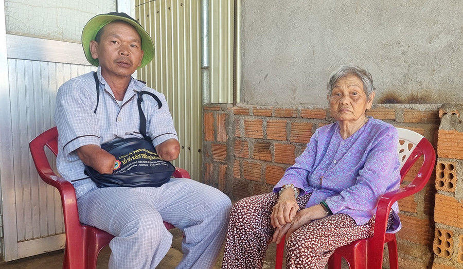 Anh Huỳnh Văn Thiện cùng mẹ già trong căn nhà của gia đình. Ảnh: Hà Phương Anh Huỳnh Văn Thiện cùng mẹ già trong căn nhà của gia đình. Ảnh: Hà Phương