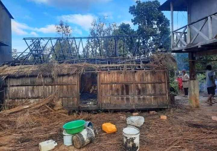 Căn nhà của ông Ưng (làng Kon Sơ Bai, xã Hà Tây, huyện Chư Păh) bị cháy do bất cẩn trong sử dụng nguồn nhiệt. Ảnh: Tuấn Anh