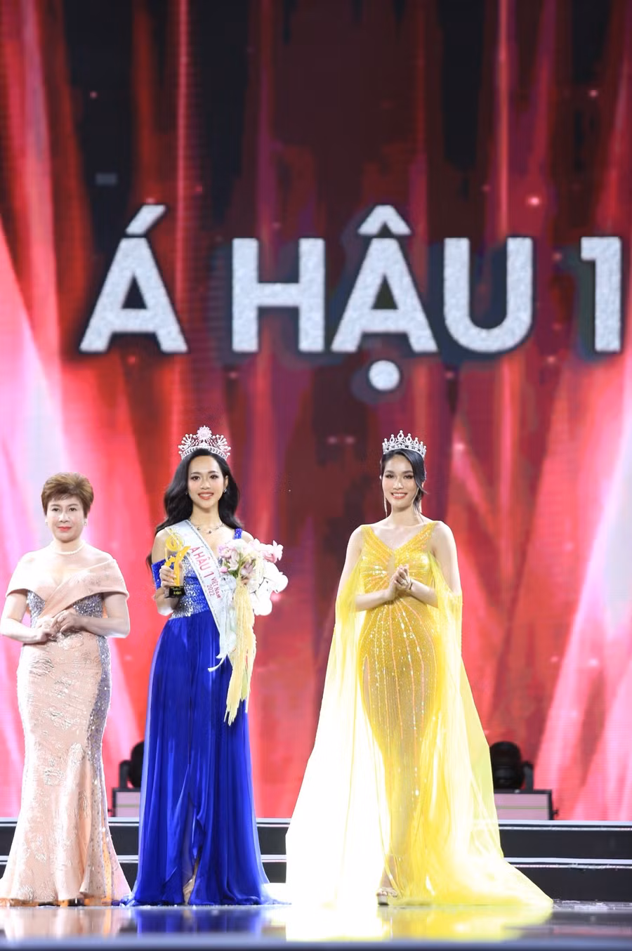 Á hậu Phương Anh trong lúc trao vương miện cho Trịnh Thùy Linh. Ảnh: NHẬT THỊNH