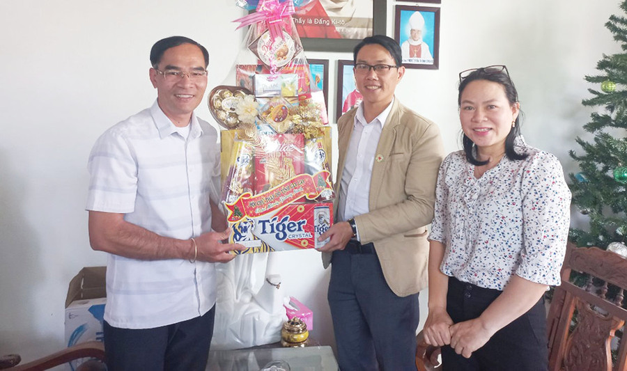 Ông Nguyễn Chí Cẩn-Phó Chủ tịch Hội Chữ thập đỏ tỉnh tặng quà chúc mừng Giáng sinh tại Giáo xứ Thánh Tâm, phường Phù Đổng, TP. Pleiku. Ảnh: Hồng Ngọc Ông Nguyễn Chí Cẩn-Phó Chủ tịch Hội Chữ thập đỏ tỉnh tặng quà chúc mừng Giáng sinh tại Giáo xứ Tháng Tâm, phường Phù Đổng, TP. Pleiku. Ảnh: Hồng Ngọc