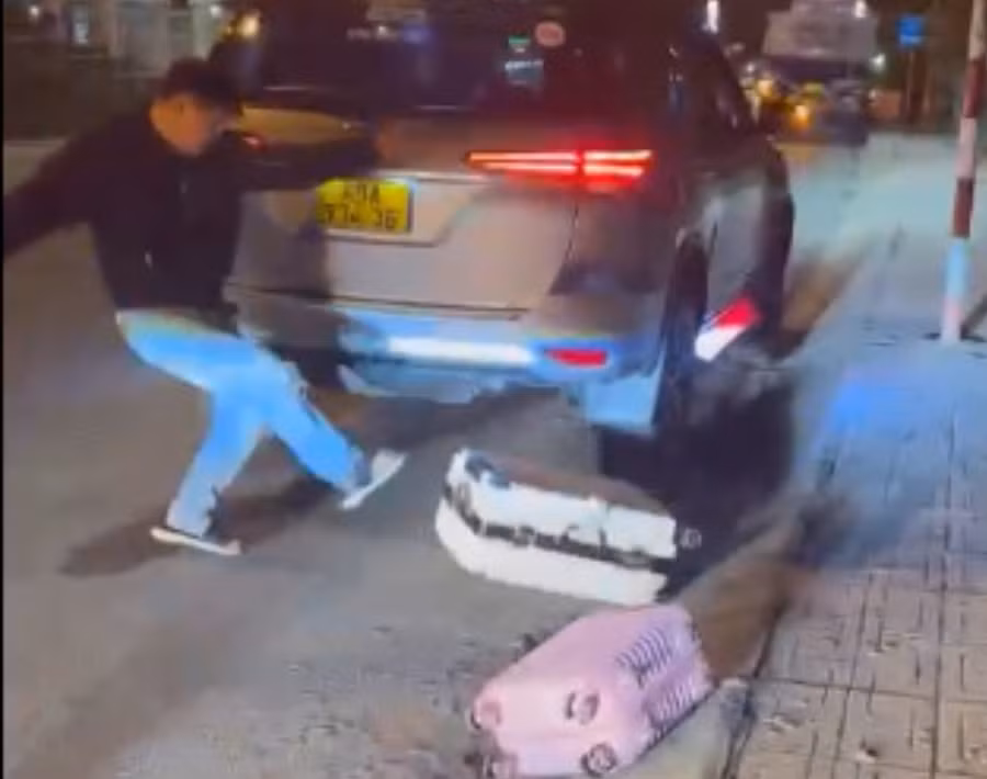 Tài xế taxi đưa chất 