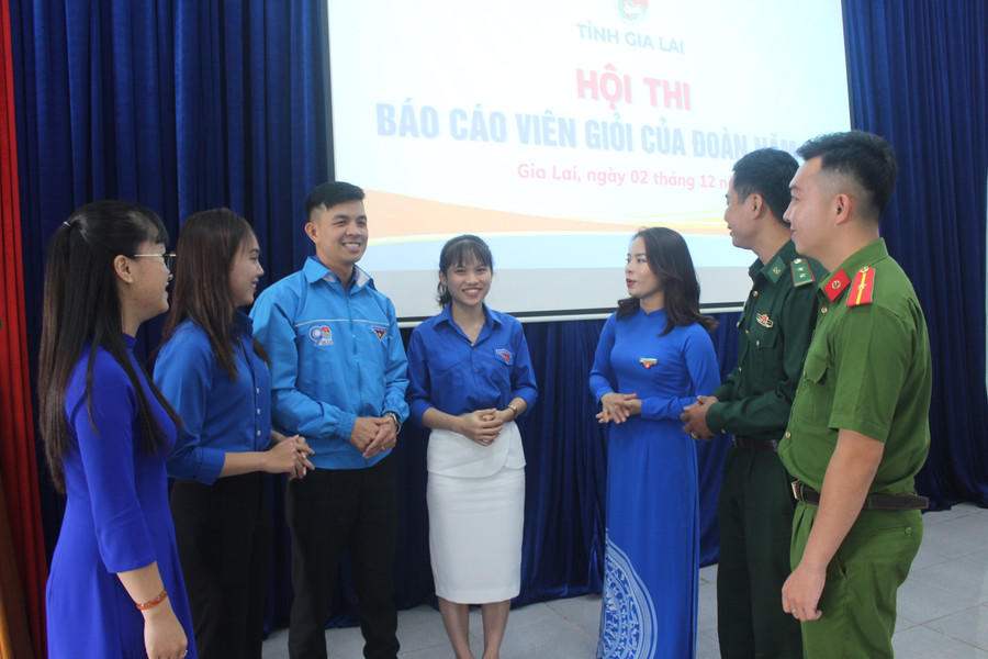 Các thí sinh chia sẻ kinh nghiệm tuyên truyền bên lề hội thi báo cáo viên giỏi của Đoàn. Ảnh: Phan Lài