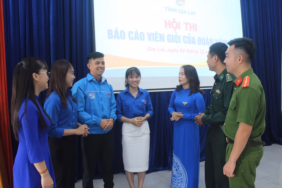 Các thí sinh chia sẻ kinh nghiệm tuyên truyền bên lề hội thi báo cáo viên giỏi của Đoàn. Ảnh: Phan Lài