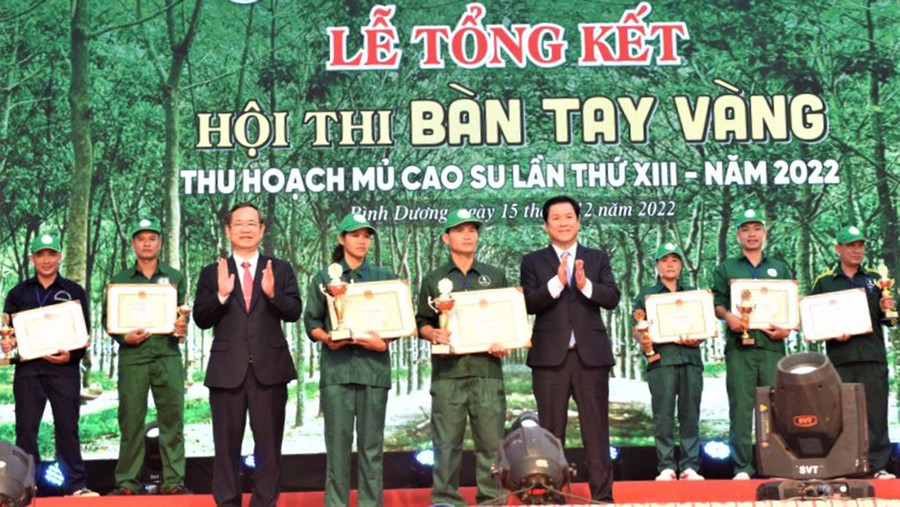 Lãnh đạo Tập đoàn Công nghiệp Cao su Việt Nam trao giải nhất cho thí sinh Trần Hữu Thắng (hàng trước, thứ 2 từ phải sang). Ảnh: Hà Đức Thành Lãnh đạo Tập đoàn cao su trao giải nhất cho thí sinh Trần Hữu Tháng - Cao su Chư Sê. Ảnh: Hà Đức Thành