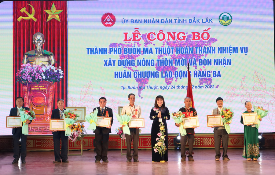 Phó Chủ tịch UBND tỉnh H' Yim K đoh tặng Bằng khen cho 7 cá nhân có thành tích xuất sắc trong phong trào xây dựng nông thôn mới TP. Buôn Ma Thuột giai đoạn 2010 - 2020. Phó Chủ tịch UBND tỉnh H' Yim K đoh tặng Bằng khen cho 7 cá nhân có thành tích xuất sắc trong phong trào xây dựng nông thôn mới TP. Buôn Ma Thuột giai đoạn 2010 - 2020.