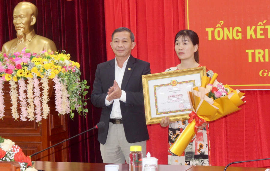 Ban Tuyên giáo Tỉnh ủy Gia Lai tổ chức hội nghị tổng kết công tác năm 2022 ảnh 5 Thừa ủy quyền của Ban Tuyên giáo Trung ương, đồng chí Huỳnh Thế Mạnh-Trưởng ban Tuyên giáo Tỉnh ủy tặng bằng khen cho 1 tập thể có thành tích tiêu biểu trong học tập và làm theo Bác. Ảnh: Phan Lài