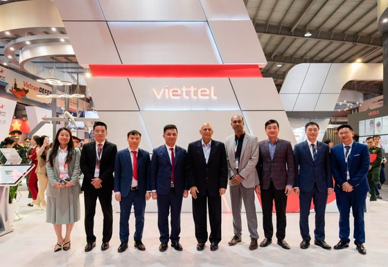 Các lãnh đạo Viettel High Tech và United Telecoms Limited Group tại gian hàng của Tập đoàn Viettel. Ảnh: NLĐ