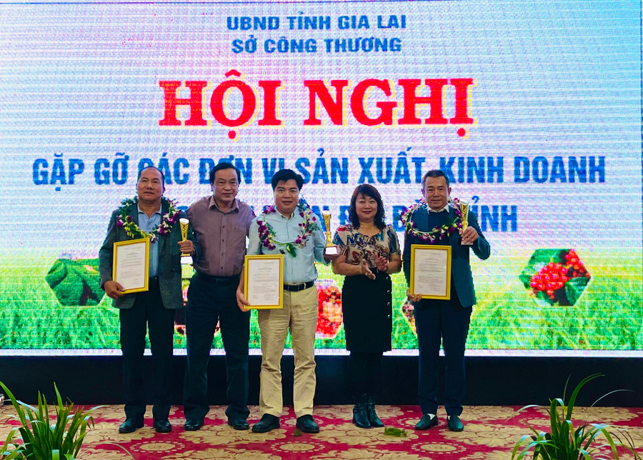 Trao chứng nhận "Doanh nghiệp xuất khẩu uy tín" năm 2021 cho 3 doanh nghiệp trên địa bàn tỉnh. Ảnh: Vũ Thảo Trao chứng nhận