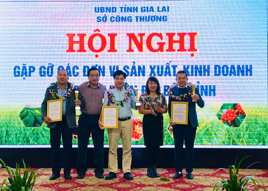 Trao chứng nhận 