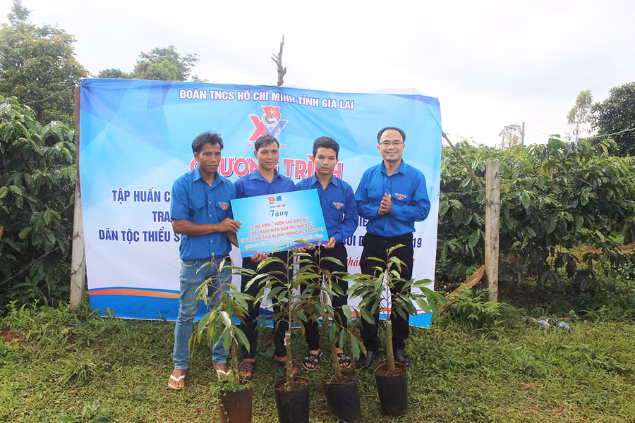  Anh Đỗ Đức Thanh (bìa phải)-Phó Bí thư Tỉnh Đoàn, Phó Chủ tịch Hội Liên hiệp thanh niên Việt Nam tỉnh tặng mô hình sinh kế cho anh Ning (thứ 2 từ trái qua, làng O Yố, xã Ia Băng, huyện Đak Đoa). Ảnh: Minh Nhật