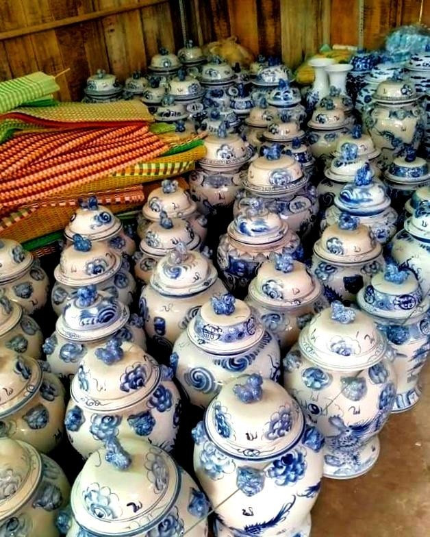 Hàng loạt ché, chiếu là lễ vật mà nhà trai phải biếu nhà gái khi con trai Cơ Tu lấy vợ. Ảnh: Hoàng Sơn