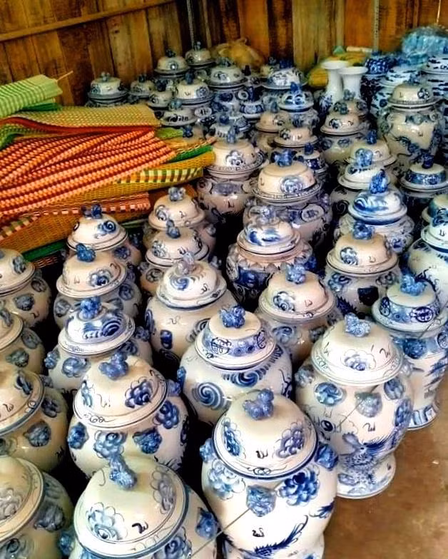 Hàng loạt ché, chiếu là lễ vật mà nhà trai phải biếu nhà gái khi con trai Cơ Tu lấy vợ. Ảnh: Hoàng Sơn