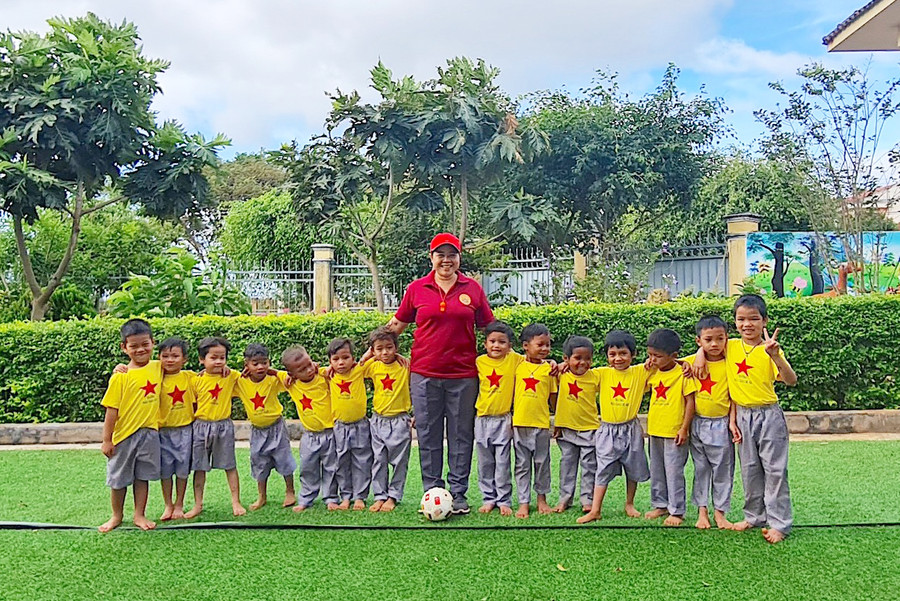 Hơn 21 năm giữ vai trò “thủ lĩnh”, cô Ngọc luôn dành nhiều tâm huyết trong việc nâng cao chất lượng giáo dục mầm non vùng khó. Ảnh: Mộc Trà  Hơn 21 năm giữ vai trò “thủ lĩnh”, cô Ngọc luôn dành nhiều tâm huyết trong việc nâng cao chất lượng giáo dục mầm non vùng khó. Ảnh: Mộc Trà