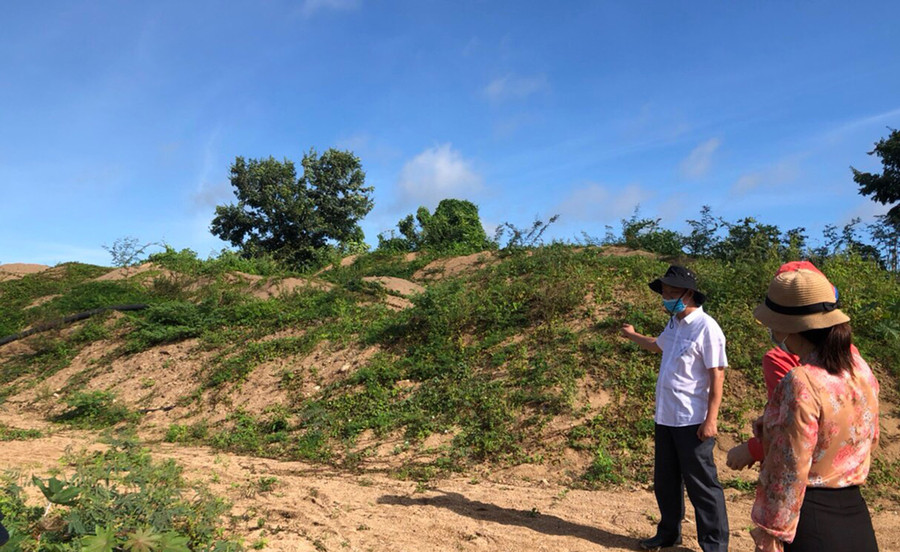 Đoàn công tác của HĐND huyện Kông Chro tiến hành giám sát việc sử dụng đất tại một số dự án chăn nuôi trên địa bàn. Ảnh: Thiên Di  Đoàn công tác của HĐND huyện Kông Chro tiến hành giám sát việc sử dụng đất tại một số dự án chăn nuôi trên địa bàn. Ảnh: Thiên Di